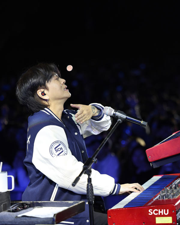 순천향대 ‘2025 피닉시아(PHOENIXIA)’ 축제에서 YB(윤도현밴드)가 열정적인 공연을 펼치고 있다