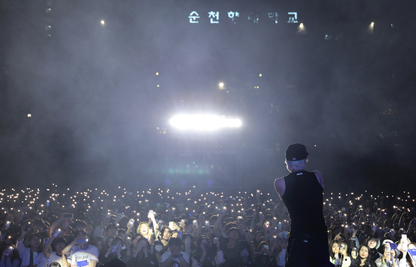 순천향대 ‘2025 피닉시아(PHOENIXIA)’ 축제에서 가수 애쉬 아일랜드(ASH ISLAND)가 열정적인 공연을 펼치고 있다.