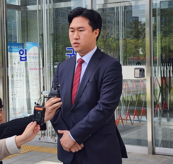 음주운전 사고 후 음주 측정을 거부한 지민규 충남도의원이 징역형을 선고받은 뒤 기자들의 질의에 답하고 있다./사진=박동혁 기자<br>