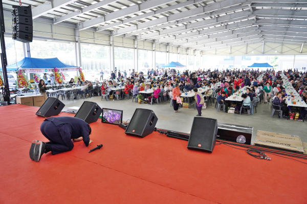 관내 15개 읍면동에서 진행된 경로 행사에서 어르신들께 큰절 올리는 이완섭 시장