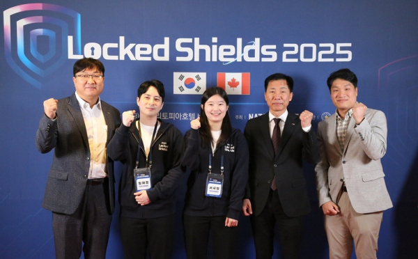 사진은 강세훈 서부발전 기획본부장(오른쪽 두 번째)과 조현 서부발전 정보보안실장(왼쪽 첫 번째) 등 서부발전 참가자가 기념촬영하는 모습