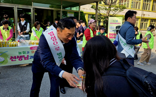 정해웅본부장이 등교하는 학생들에게 주먹밥과 식혜를 나눠주고 있다.