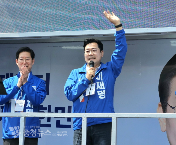 예산 전통시장 찾은 박찬대 상임 총괄선대위원장 / 박영환 기자