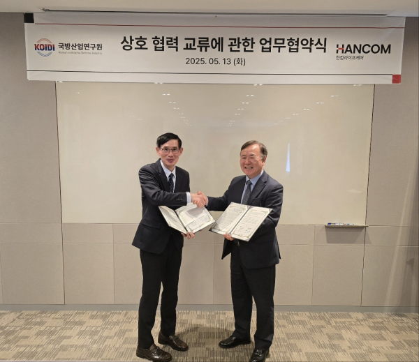 (사)국방산업연구원 이종호 원장(오른쪽)과 한컴라이프케어 김선영 대표<br>가 업무협약 체결 후 기념촬영을 하고 있다.