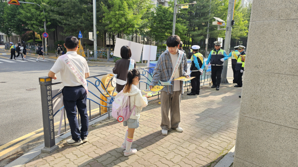 안전한 등하굣길 위한 교통안전 합동 캠페인 실시 모습