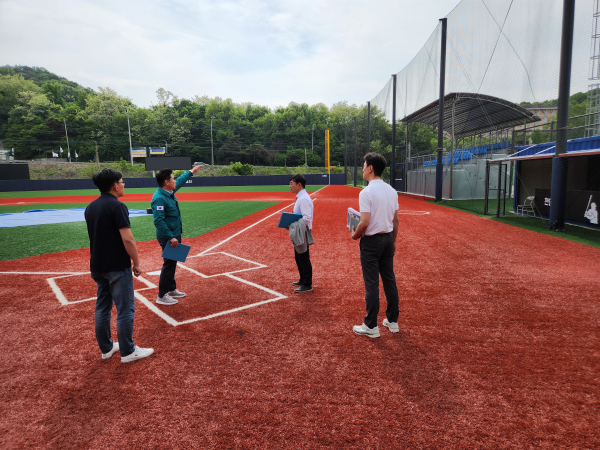 채수봉 천안시 문화체육국장이 지난 13일 도민체전 경기가 치러질 천안야구장을 점검하고 있다.