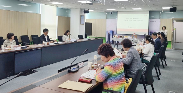 고향사랑기부제 답례품 선정위원회 위원들이 답례품에 대해 검토하고 있다.