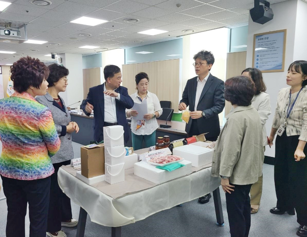 고향사랑기부제 답례품 선정위원회 위원들이 답례품에 대해 검토하고 있다.