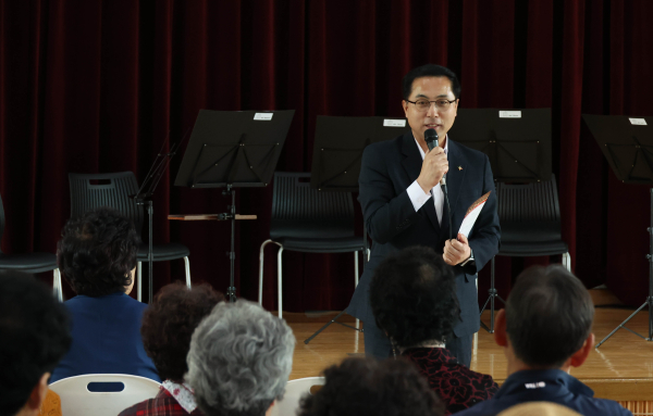 찾아가는 음악회 연주 모습, 인사말씀 하는 박희조 동구청장 모습