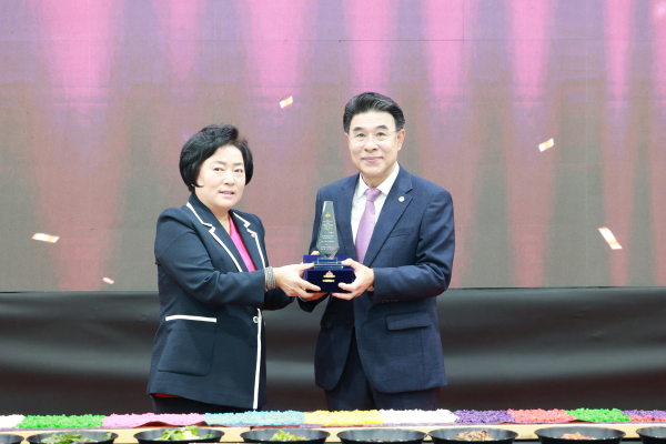 왼쪽부터 김미자 웰니스산업협회장, 이응우 계룡시장