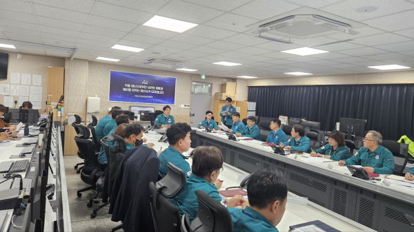 오세현 아산시장이 지난 13일, 24개 주요부서와 함께 여름철 자연재난 종합대책 추진상황을 점검하고 있다.