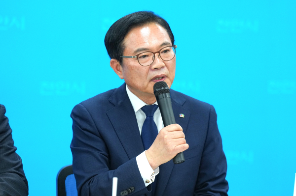 김석필 천안시장 권한대행 부시장 인구70만명 돌파 차담회 개최 모습