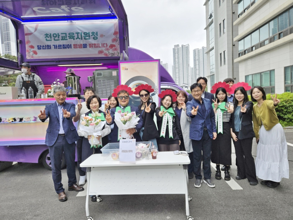 이병도 교육장과 간부 공무원이 아침 출근길에 직원들을 대상으로 ‘선생님, 고맙습니다’ 행사 간식 전달 모습