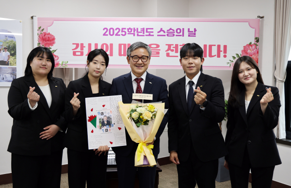 순천향대 총학생회와 학생 대표들이 송병국 총장에게 스승의 날 카네이션 전달식 후 기념촬영