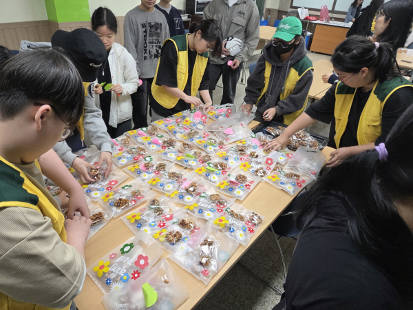 사할린 동포 어르신들께 오란다를 만들고 있다