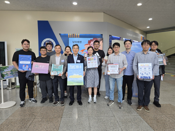 한국기술교육대 유길상 총장과 직원들이‘청렴, 展(전)하다’ 전시회를 관람하고 있다