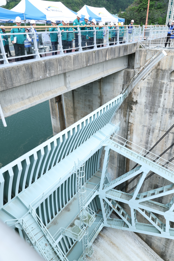 15일, 충북 충주시 동량면에 위치한 충주댐의 정상부에서 윤석대 한국수자원공사 사장 주재로 댐 수문 동작 시험이 진행되고 있다