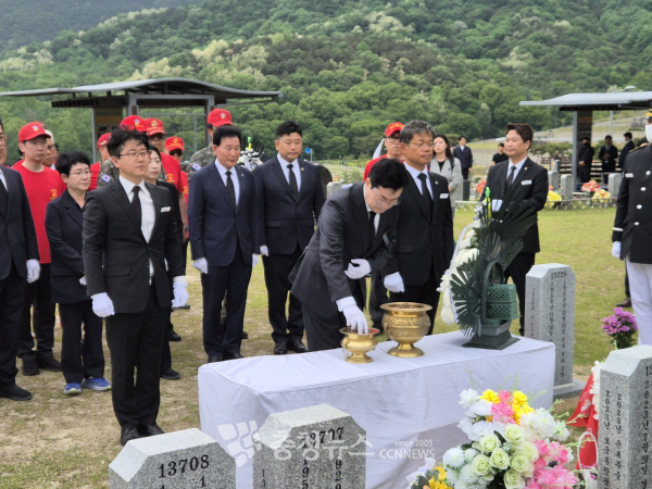 더불어민주당 박찬대 원내대표가 15일 국립대전현충원에서 해병대원 순직 사건의 피해자인 고(故) 채수근 상병의 묘역을 찾아 참배하고 있다.