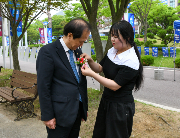 경찰학부 학생이 스승의 날을 맞아 학부 교수에게 직접 카네이션을 전달하고 있다.