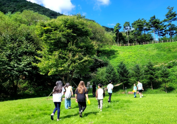 청소년 대상 산림치유프로그램 운영 사진. 한국산림복지진흥원 제공