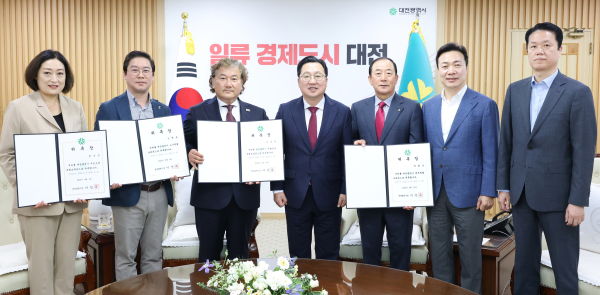 ▲노무 분야 김혁중 애경산업 노동조합 위원장 ▲체육 분야 박원근 전 대전시 생활체육회 상임부회장 ▲문화예술 분야 이상덕 대전팝스오케스트라 지휘자 3분입니다.<br><br><u>지난 4월 9일 위촉식 때 불참하셨던 분은 한은정 주민소통 특별보좌관입니다.(사유: 조모상)</u><br>