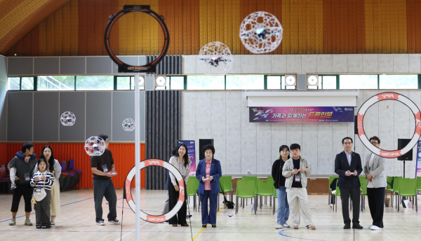 지난 17일 박희조 동구청장이 참여 가족과 함께 기념촬영을 하고 있다