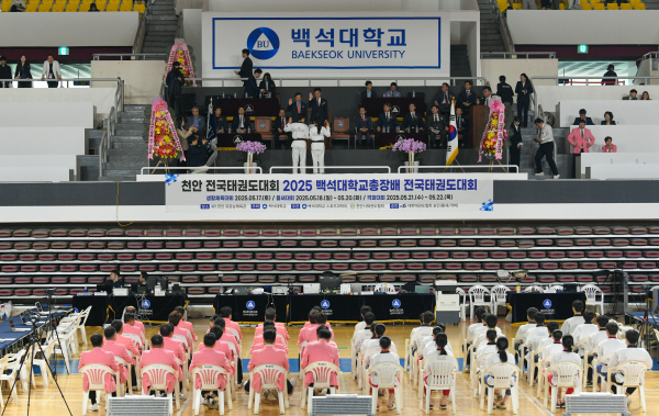 ‘2025 백석대학교 총장배 전국 태권도대회’ 개막식에서 선수대표가 선서를 하고 있다.