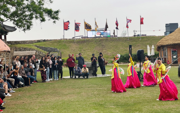 국제크루즈선 코스타세레나호 외국인 승무원들을 대상으로 19일 진행된 서산 시티투어(서산해미읍성)