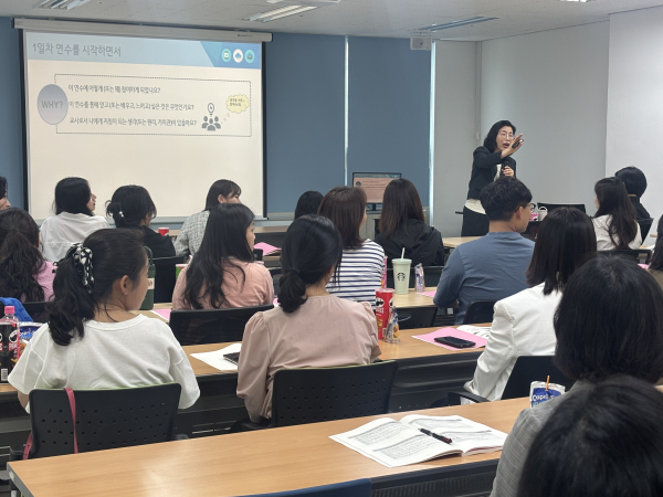 세종시교육청 학부모지원센터(보람동 스마트허브Ⅰ405호)에서 열린 기초 수리력 지도를 위한 교사 역량 강화 연수에 참석한 교원들이 강의를 듣고 있는 모습