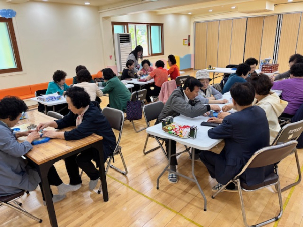 시니어 보드게임 진행 모습