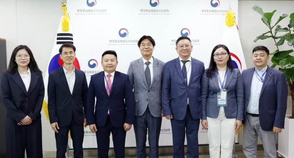 김형렬 행복청장(왼쪽에서 네번째)이 행복도시 우수사례 벤치마킹을 위해 행복청을 방문한 몽골 고위공무원단과 함께 기념촬영