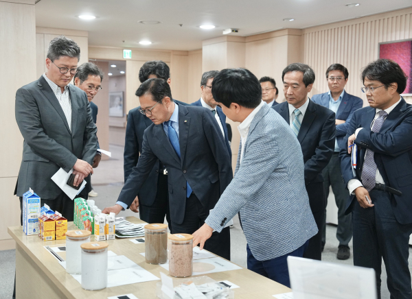 종이팩 회수·재활용 순환체계 구축을 위해 관계 기업·기관·단체와 다자간 업무협약 체결 모습