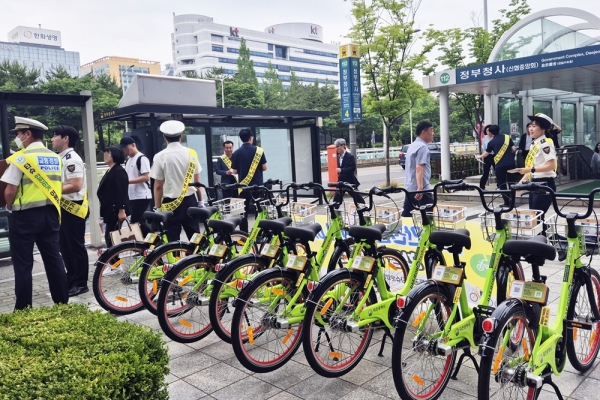 22일 오전 둔산경찰서와  정부청사역 일원에서 타슈자전거 안전 이용을 위한 합동캠페인 실시