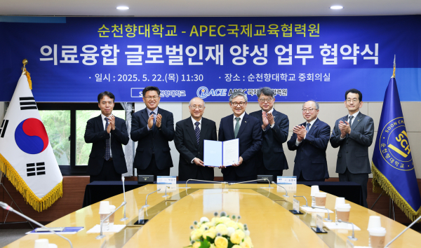 협약식이 끝나고 참가자들이 단체 기념촬영을 하고 있다.