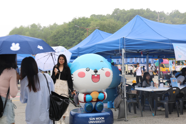 선문대 마스코트 해달이와 기념 촬영을 하고 있다