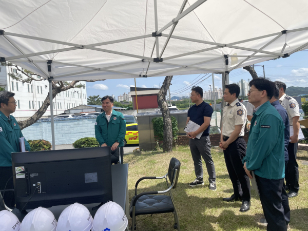 조일교 부시장이 드론을 활용한 공장시설 ‘집중안전점검’에 참여하고 있다.