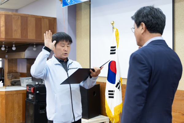 이진환(육상) 선수가 김돈곤 청양군수 앞에서 선수단 대표로 선서하는 모습