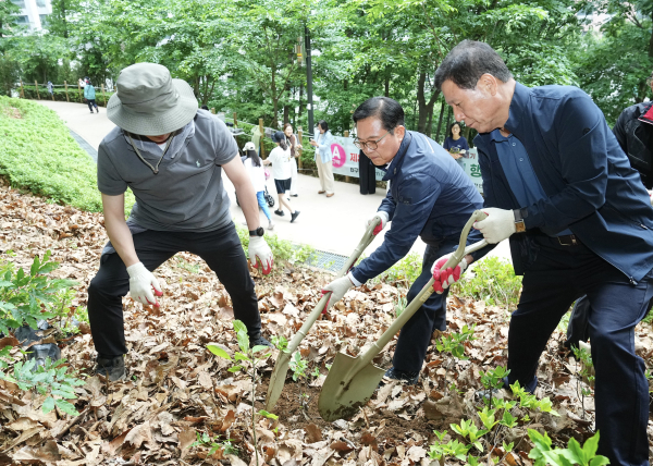 제80회 식목일을 기념해 노태산 근린공원에서 식목일 나무 심기 행사를 개최했다.