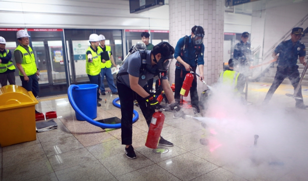 지난 22일, 판암역 승강장에서 “열차내 개인형 이동장치 화재 및 역사 정전”에 대비한 “2025년 재난대비 상시훈련” 모습