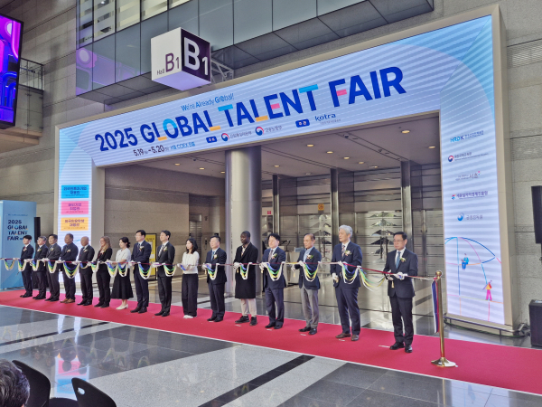 2025 GTF(Global Talent Fair) 개막식 행사에 주최기관 산업통상자원부 안덕근 장관, 고용노동부 이정한 고용정책실장과 주관기관 KOTRA 강경성 사장, 국립국제교육원 한상진 원장, 서초구청 전성수 청장, 세종일자리경제진흥원 이홍준 원장, 한국산업인력공단 임승묵 국제인력본부장, 금융감독원 박성주 국장이 기념사진