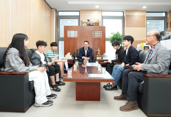 홍성표 의장이 거산초등학교 학생들과 시민제안서 전달 및 면담의 시간을 가졌다.