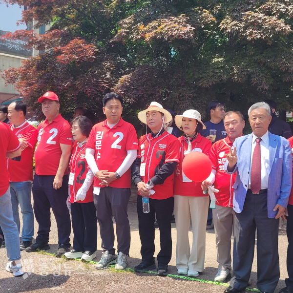 김문수 후보를 기다리고 있는 금산군의회 의원들