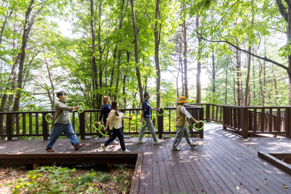 국립산림치유원 숲길에서 ‘헬스 포레스트’ 구성 프로그램인 ‘스모비 체험’을 하고 있다. 국립산림치유원 제공.