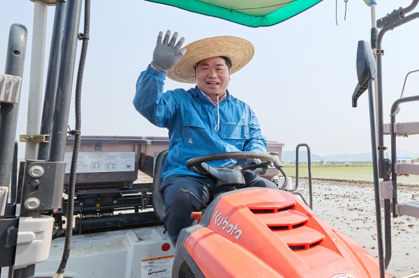 벼 직파 연시회 파종 장면
