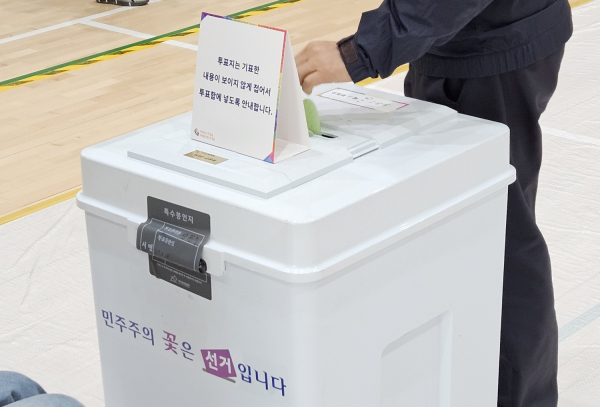 22대 국회의원 선거일인 10일 오전 대전 유성구 노은1동 제2투표소인 노은초등학교에서 한 유권자가 투표함에 투표지를 넣고 있다. / 충청뉴스 박영환 기자