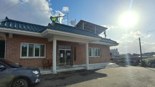 2. 지난해 경로당 태양광 설치사업을 통해 태양광 발전설비가 갖춰진 음암면 도당 5리 경로당 모습