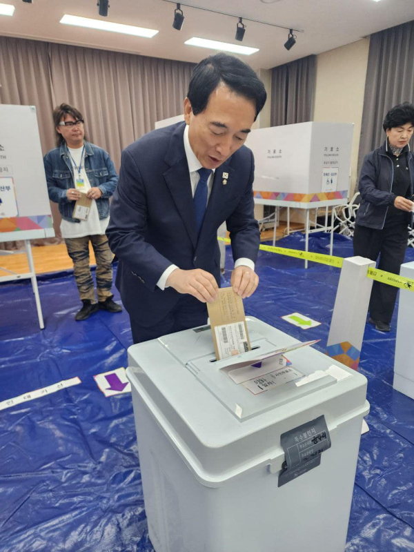 부여 양화면 사전투표소를 찾은 박수현 국회의원