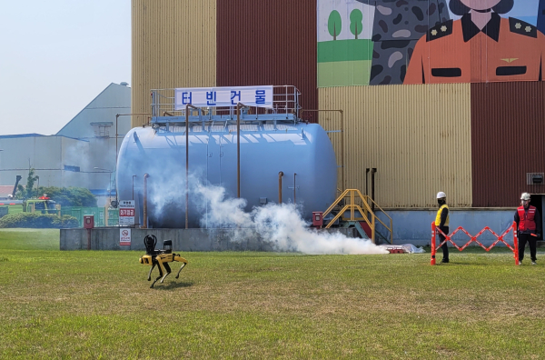 29일 태안발전본부에서 ‘2025년 재난대응 안전한국훈련’을 진행했다. 사진은 4족 보행 로봇이 수색하는 모습