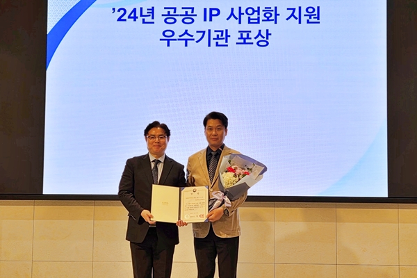 (왼쪽부터) 특허청 목성호 차장과 충남대 김천규 비즈니스개발본부장