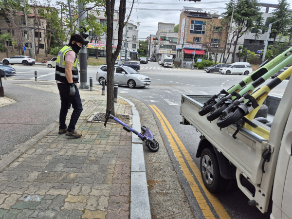 천안시 직원이 무단 방치된 개인형 이동장치를 견인하고 있다.